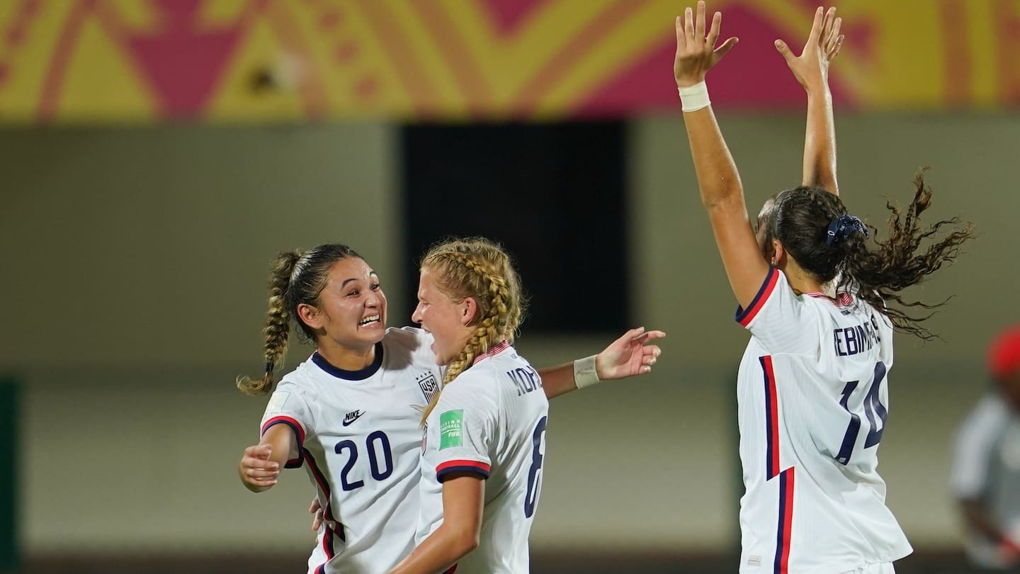 Samantha Smith celebrates the victory with her teammates