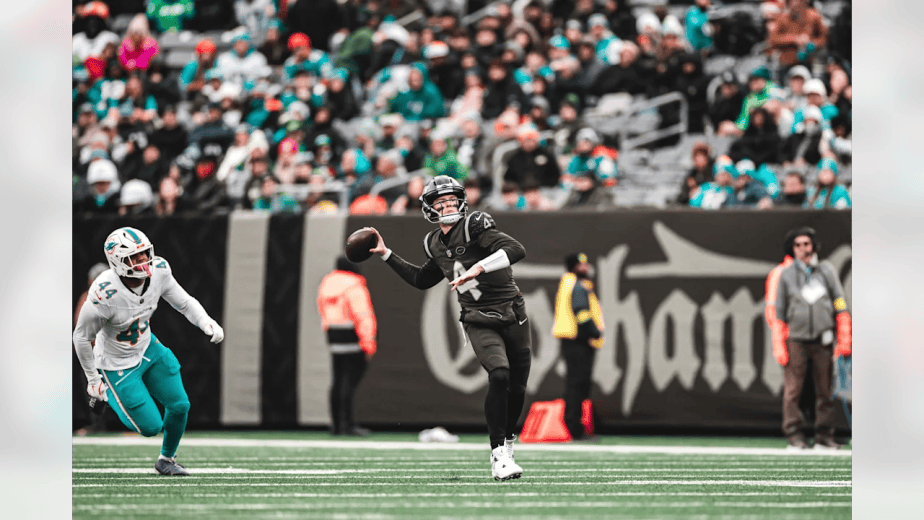 12/7/2025 MetLife Stadium, East Rutherford, NJ., Brady Cook makes the throw Mandatory Credit: New York Jets