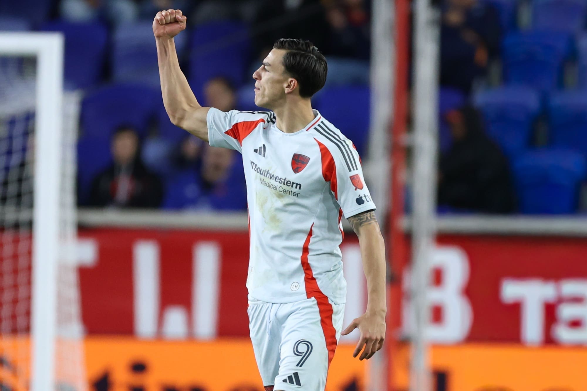Petar Musa celebrating toward his bench