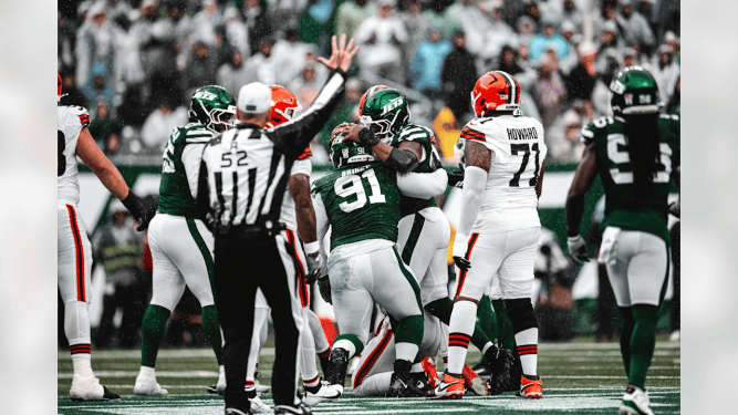 Jowon Briggs celebrates a sack