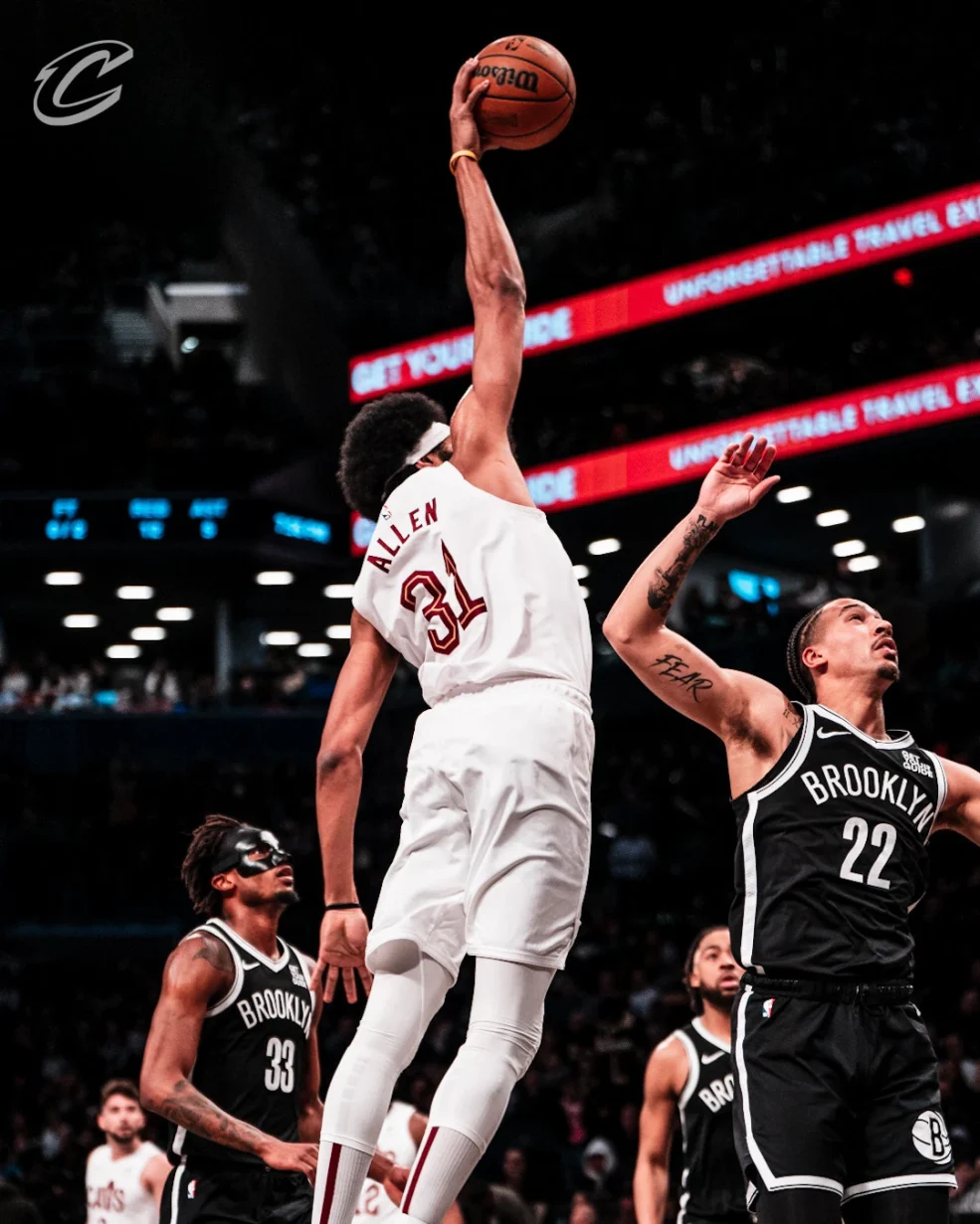 2/20/25 Brooklyn, NY Barclay Center| Jarrett Allen #31 of the Cleveland Cavaliers taking a hook shot against the Brooklyn Nets. Mandatory Credit: 2025 NBAE/Getty Image/Brenna Lewis/Cavs