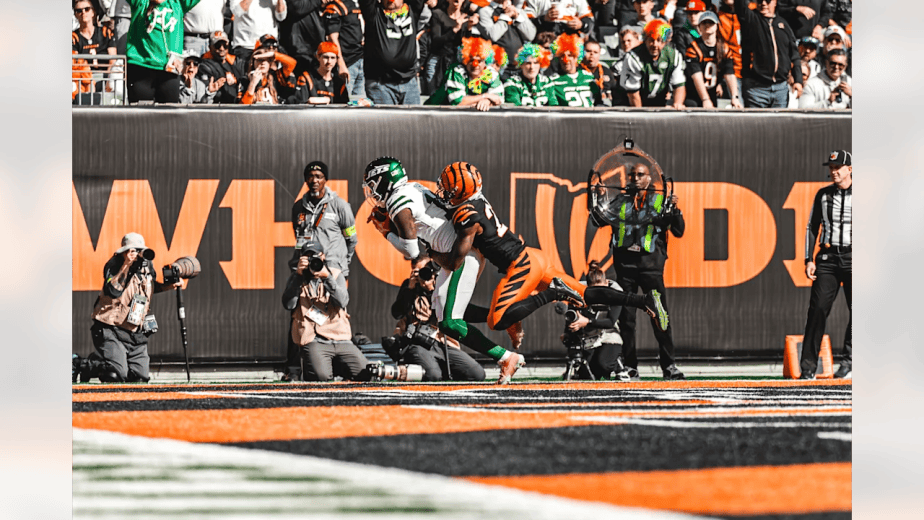 10/26/2025 Paycor Stadium, Cincinnati, Ohio, Tyler Johnson gets the first touchdown of the game. Mandatory Credit: New York Jets
