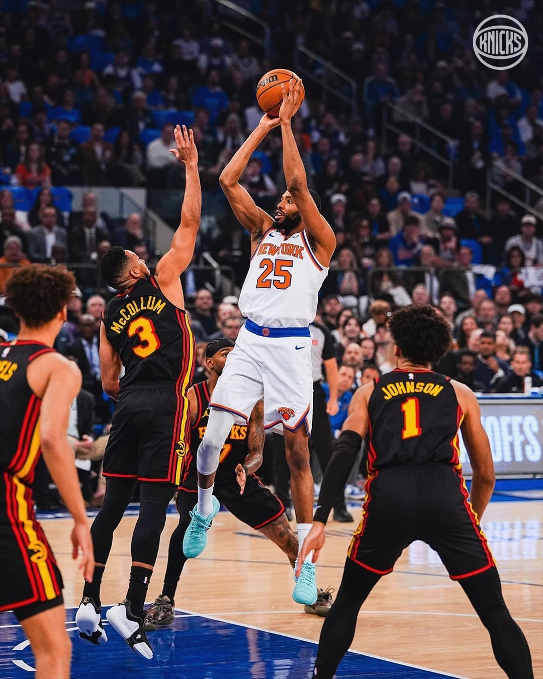 Mikael Bridges with a jumper in the paint