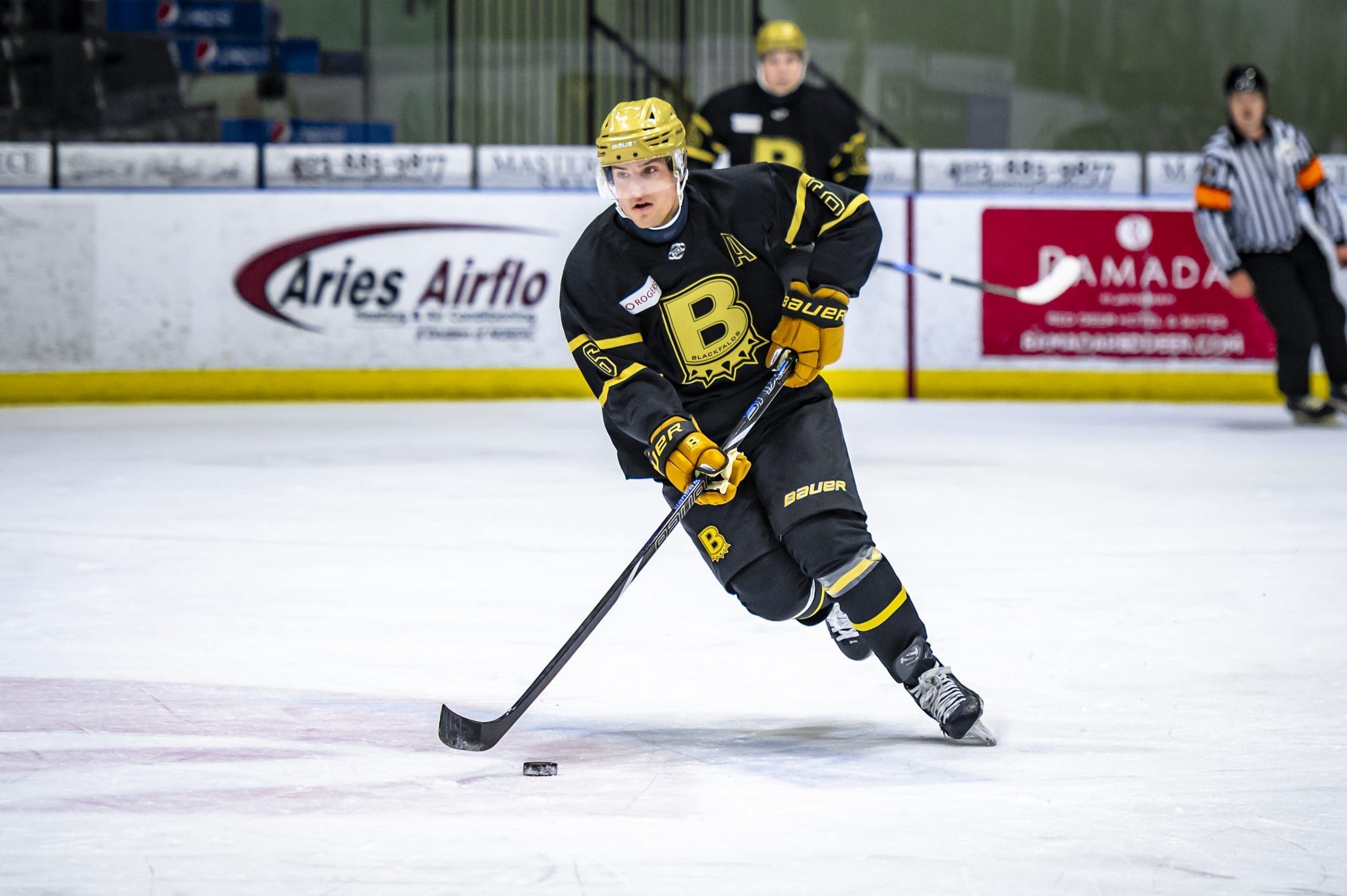 Alex Bosland skating with the puck for the Blackfalds Bulldogs; 12/07/25; Photo Credit: Tom Grimsdale/Ideal Images Red Deer