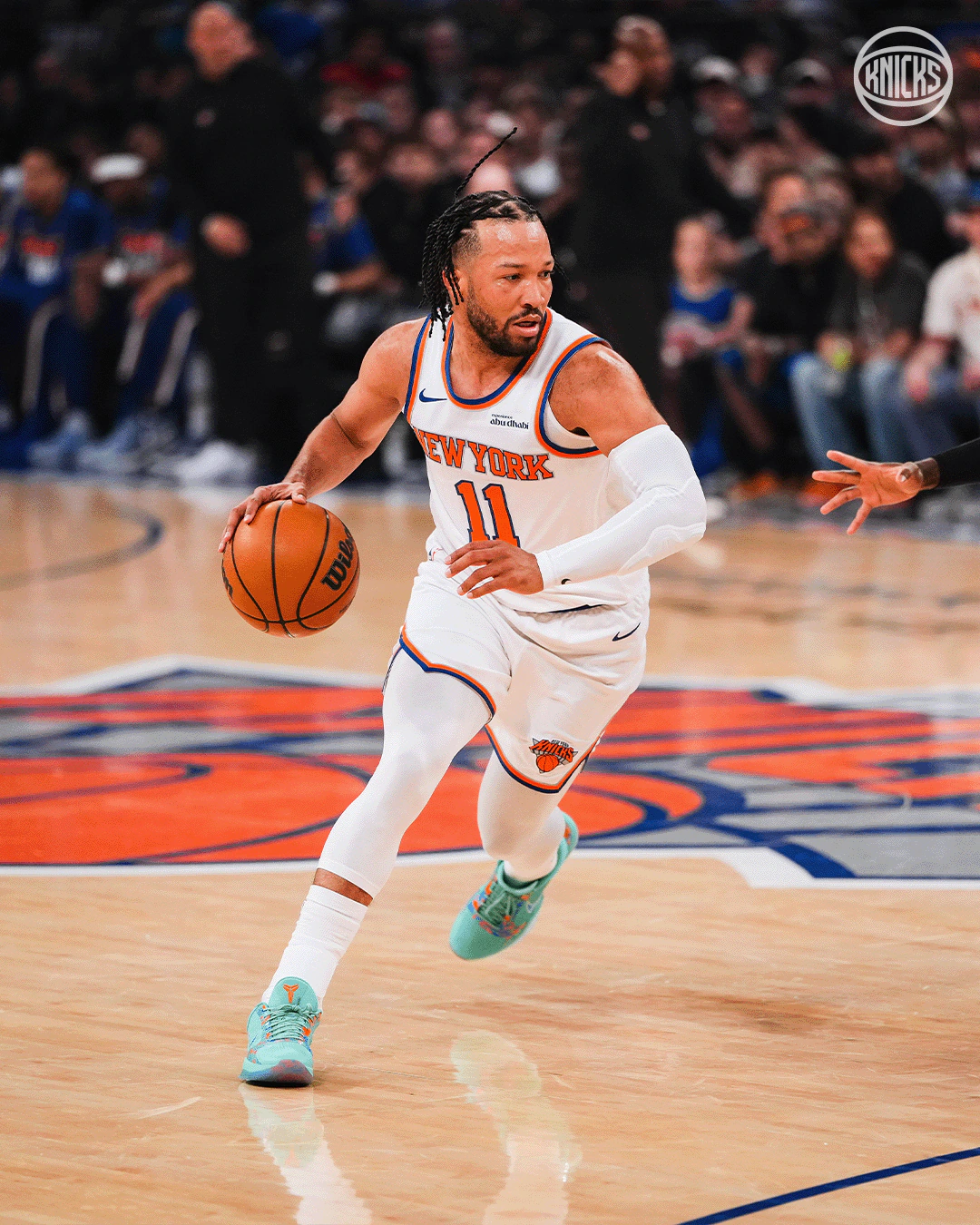 Jalen Brunson dribbling the ball