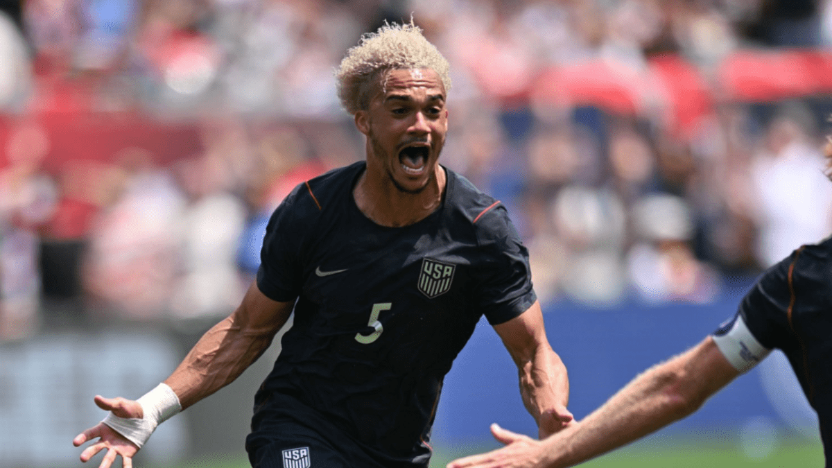 Antonee Robinson celebrating a goal