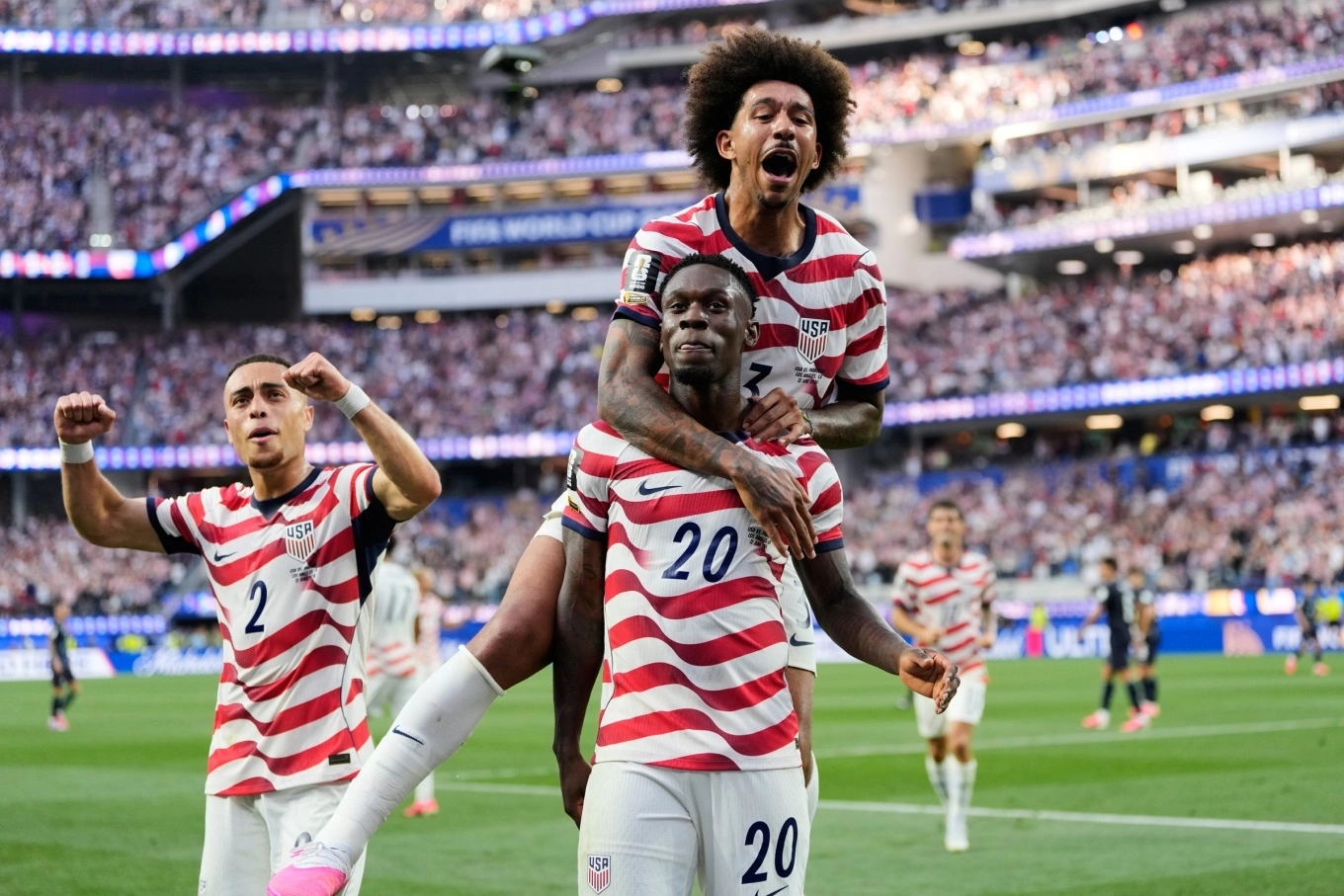 Folarin Balogun Scores and celebrates