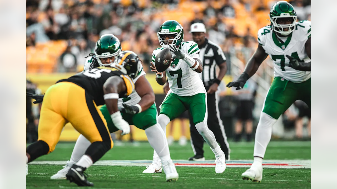 Geno Smith throwing the football